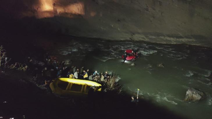 Hakkari'de hafif ticari araç Zap Suyuna yuvarlandı; 1 yaralı / Ek fotoğraflar