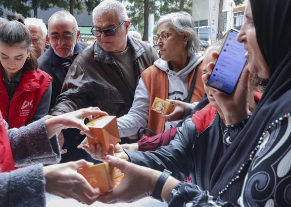 Büyükşehir’in kandil simidi ikramıyla, gelenekler yaşatılıyor