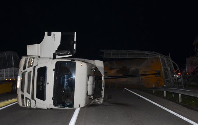 TIR'ın dorsesi direği devirdi, zincirleme kaza oldu