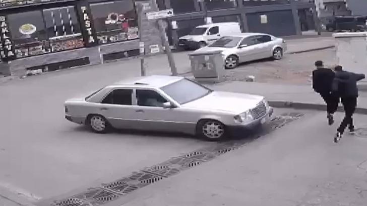 Husumetlilerinin üzerine otomobil sürüp, zorla araca bindirmeye çalıştı