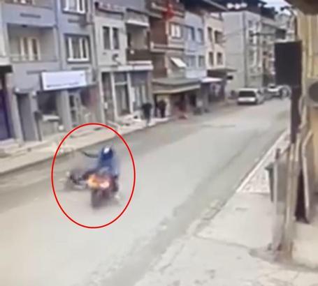 Yayaya çarpan motosikletli kaza sonrası kaçtı; o anlar kamerada
