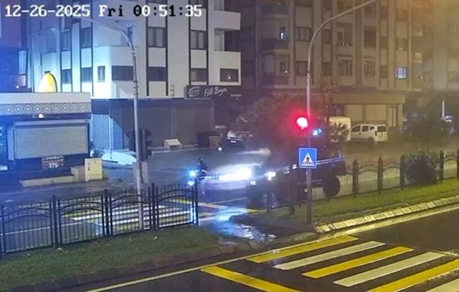 Ehliyetsiz sürücünün kullandığı otomobilin motosiklete çarptığı kaza kamerada; 1 ölü