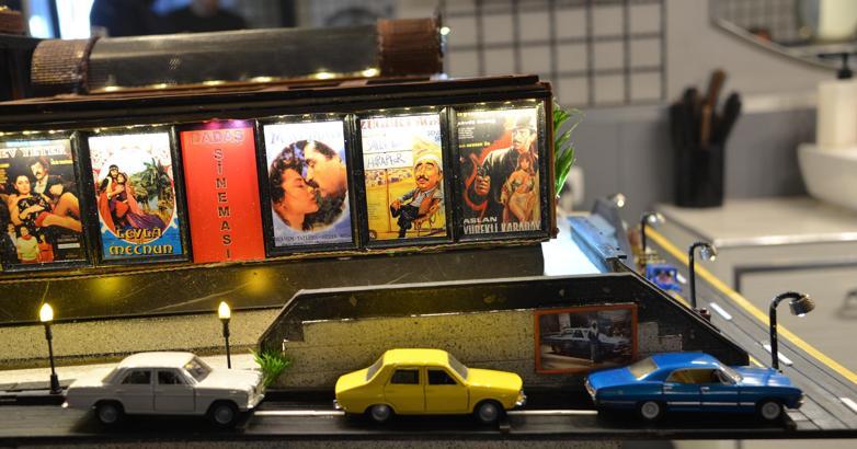 Pandemide maket yapımını öğrendi, 25 bin objeyle çocukluğunun geçtiği sinema ve çevresini ortaya çıkardı/  Ek fotoğraflar