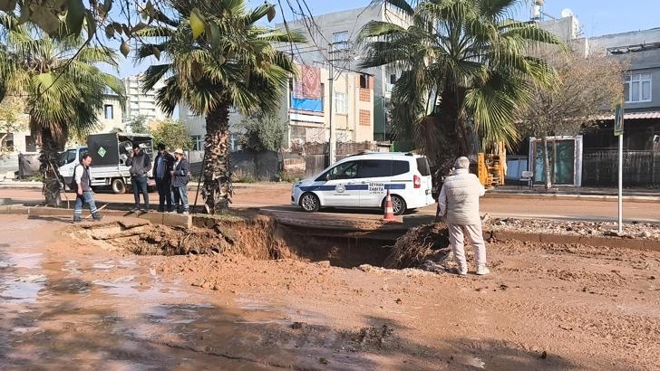 Adana'da içme suyu borusu patladı; 3 mahalle sular altında kaldı, yol çöktü / Ek fotoğraflar