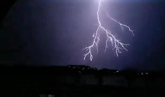 Kuşadası'nda geceyi şimşekler aydınlattı