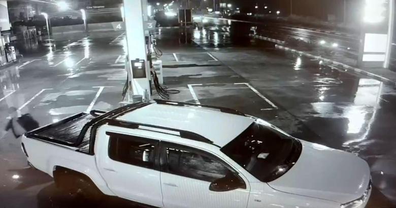 Ehliyetsiz sürücünün kullandığı kamyonetin motosiklete çarptığı kaza kamerada; 1 ölü