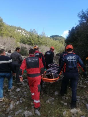 Kayalıklardan düşüp mahsur kalan çoban, kurtarıldı