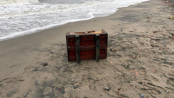 Samsun'da sahiline, üzerinde Rusça yazılar olan sandık vurdu