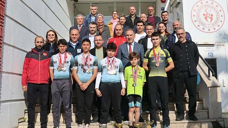 Mahalle aralarında yetişen bisiklet şampiyonlarından Gençlik ve Spor İl Müdürü'ne ziyaret