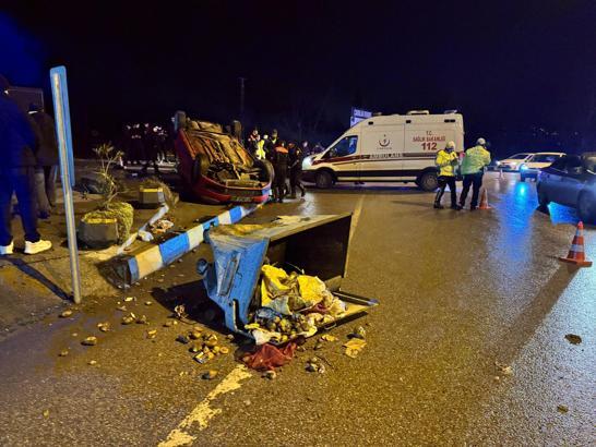 Polisten kaçan otomobilin sürücüsü, refüje çarptı; 3 yaralı