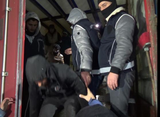 Gümrük mühürlü TIR’da 23 düzensiz göçmen yakalandı