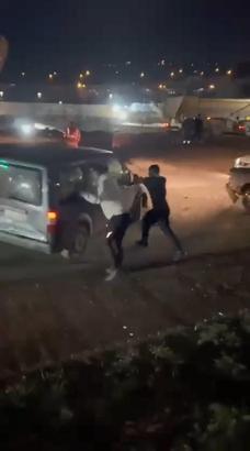 Trafik tartışmasında hafif ticari aracına sopayla saldırılan sürücüsü, 3 araca çarptı; o anlar kamerada