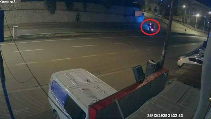 Bursa'da takla atan otomobil, direğe çarptı; Kaza anı kamerada