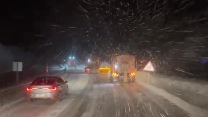 Karayolları ekipleri, geçitleri ulaşıma açık tutmak için çalışıyor