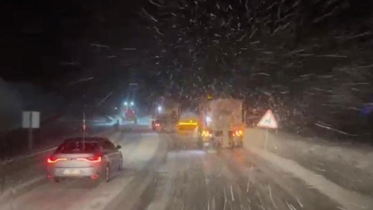 Karayolları ekipleri, geçitleri ulaşıma açık tutmak için çalışıyor