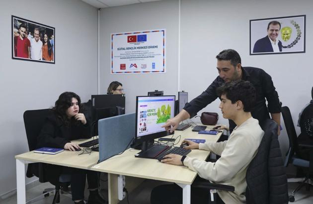 MERCEK’te  Dijtal Tasarım ve Canva’ kursuna yoğun ilgi