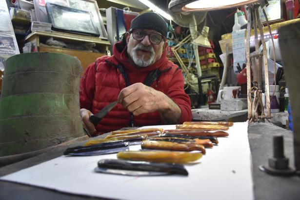 Sivas'ta minyatür bıçakların ustası 'Şirin Baba'ya hastalık engeli