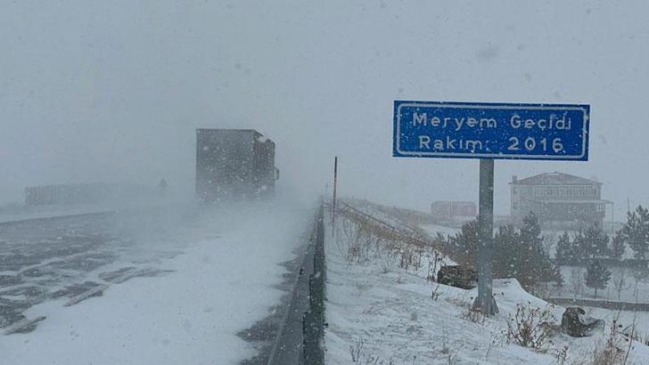 Ardahan’da kar yağışı ulaşımı etkiledi