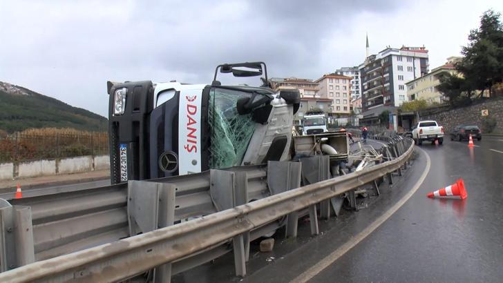 İstanbul - Maltepe’de beton pompası taşıyan kamyon bariyerlere çarparak devrildi