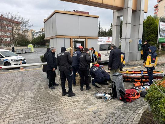 İstanbul- Beylikdüzü'nde rögara düşen işçiyi itfaiye kurtardı