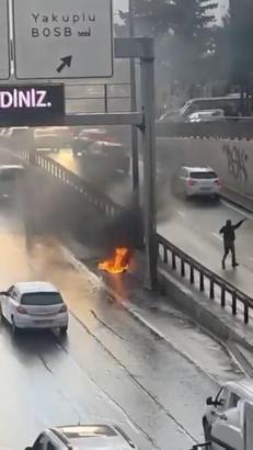 İstanbul- Beylikdüzü D-100 Otoyolu'nda motosiklet alev alev yandı