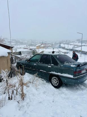 Yüksekova'da kar yağışı etkili oldu (2)