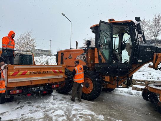 Şırnak’ta kar yağışı nedeniyle yolda mahsur kalanlar kurtarıldı