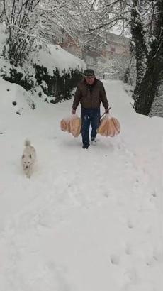 Yolu kar nedeniyle kapanan köyüne ekmek taşıdı