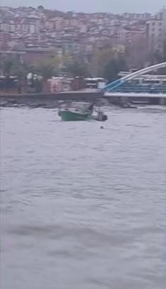 Ereğli’de fırtınada sürüklenen tekne köprüye çarptı