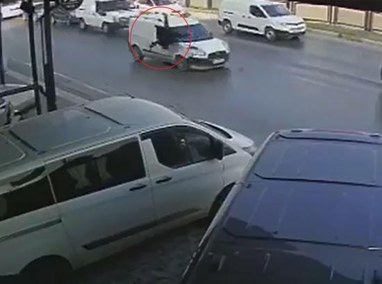 Hafif ticari aracın yayaya çarptığı kaza kamerada