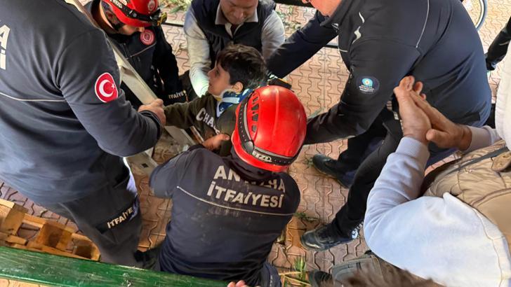 Foseptiğe düşen 6 yaşındaki Eyüp kurtarıldı, annesi çalışmaları gözyaşlarıyla izledi