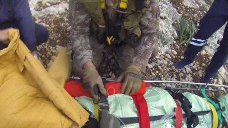 Dağlık alanda mahsur kalan vatandaş, askeri helikopterle hastaneye ulaştırıldı