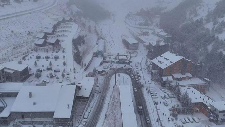 Palandöken’de kar kalınlığı 70 santimetreyi geçti; kayak merkezi dronla görüntülendi