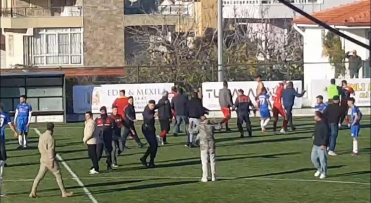 Kuşadası’nda maç sonu kavga eden futbolcuları jandarma ayırdı