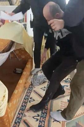 Aydın’da firari hükümlü, kanepenin altında saklanırken yakalandı