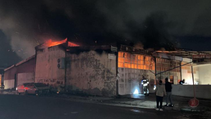 Hatay'da oto tamirhanesinde çıkan yangın, 3 iş yerine  sıçradı