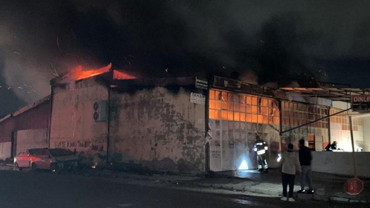 Hatay'da oto tamirhanesinde çıkan yangın, 3 iş yerine sıçradı