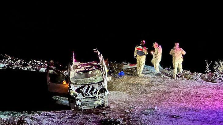 Buzlanan yolda hafif ticari araç şarampole yuvarlandı; 1’i ağır 2 yaralı