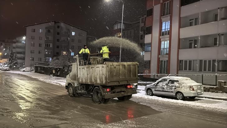 Karabük’te gece saatlerinde kar yağışı etkisini artırdı