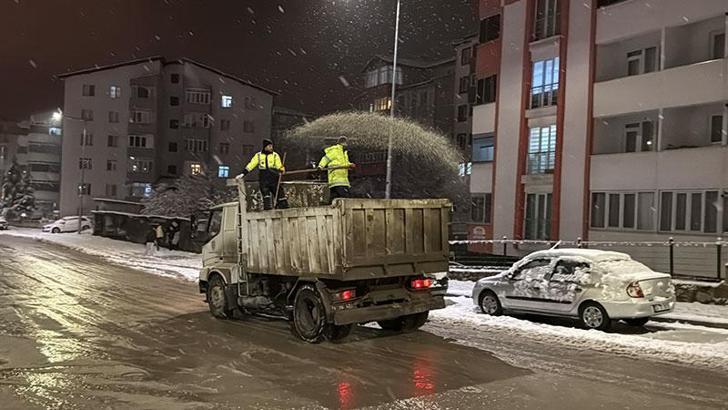 Karabük’te gece saatlerinde kar yağışı etkisini artırdı