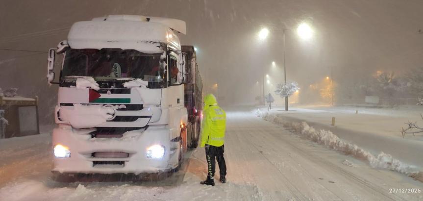 Bitlis’te yoğun kar yağışı nedeniyle bazı yollar ağır vasıta trafiğine kapatıldı