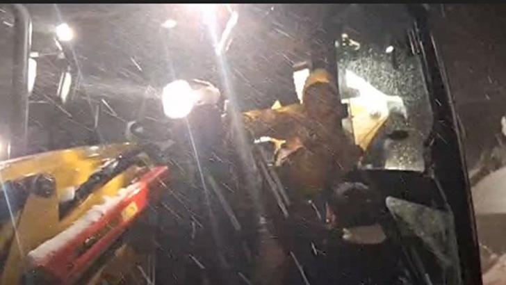 Rahatsızlanan çocuk, ekiplerin kapanan mezra yolunu açmasıyla hastaneye ulaştırıldı