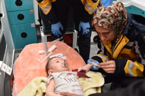 Karla kapanan yol açıldı, 7 aylık bebek hastaneye ulaştırıldı