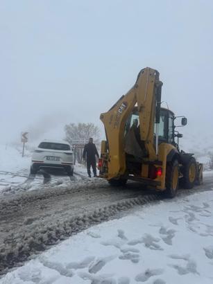 Gercüş’te kardan kapanan 5 köy yolu ulaşıma açıldı