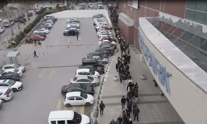 Denizli'de metrelerce alışveriş kuyruğu; gece yarısı gelip 9 saat beklediler