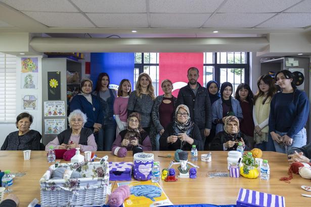 Alzheimer hastaları sanata ve hayata dokunuyor