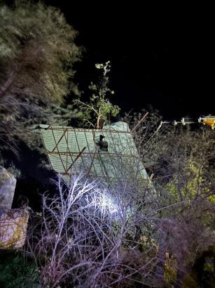 Mersin'de şiddetli rüzgar nedeniyle asırlık meşe devrildi, evin çatısı uçtu