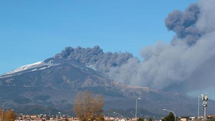 Etna Yanardağı kül ve lav püskürttü