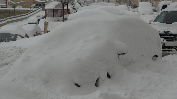 Hakkari'de yolu kardan kapanan köydeki astım hastası, hastaneye ulaştırıldı