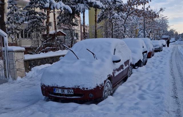 Doğu’da 2 bin 326 yerleşim biriminin yolu kapandı
